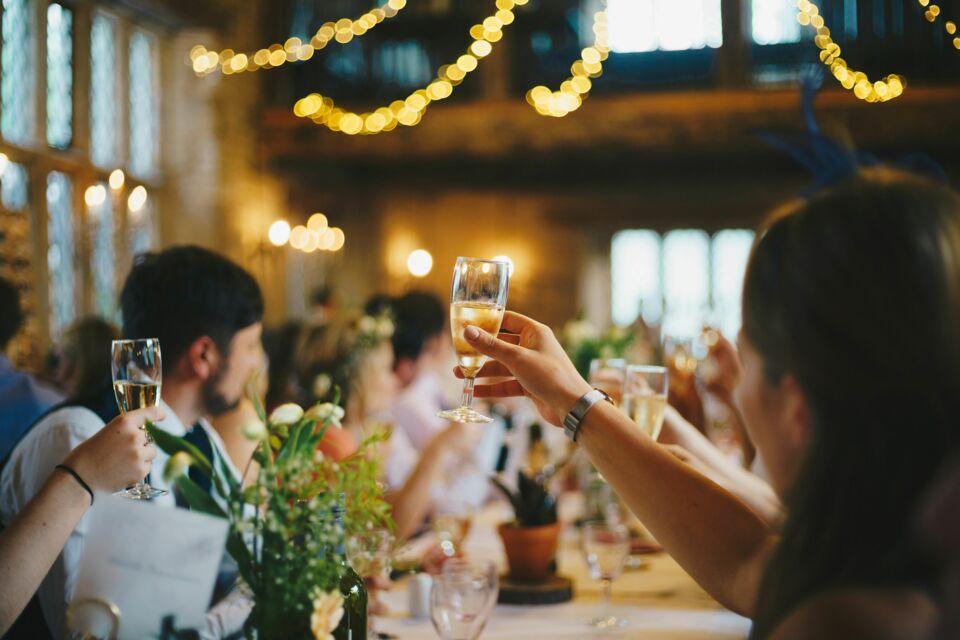 Unsplash -  Photo d'illustration -  Le choix des boissons pour le vin d’honneur d’un mariage doit refléter les goûts des mariés et de leurs invités, tout en tenant compte du thème, de la saison et du budget de l’événement.