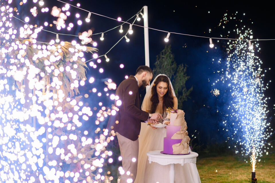 Freepik - Photo d’illustration -  Le feu d’artifice lors d’un mariage émerveille les invités et crée des souvenirs inoubliables. C’est une manière spectaculaire de clôturer la célébration et de marquer le début d’une nouvelle vie ensemble pour les mariés.