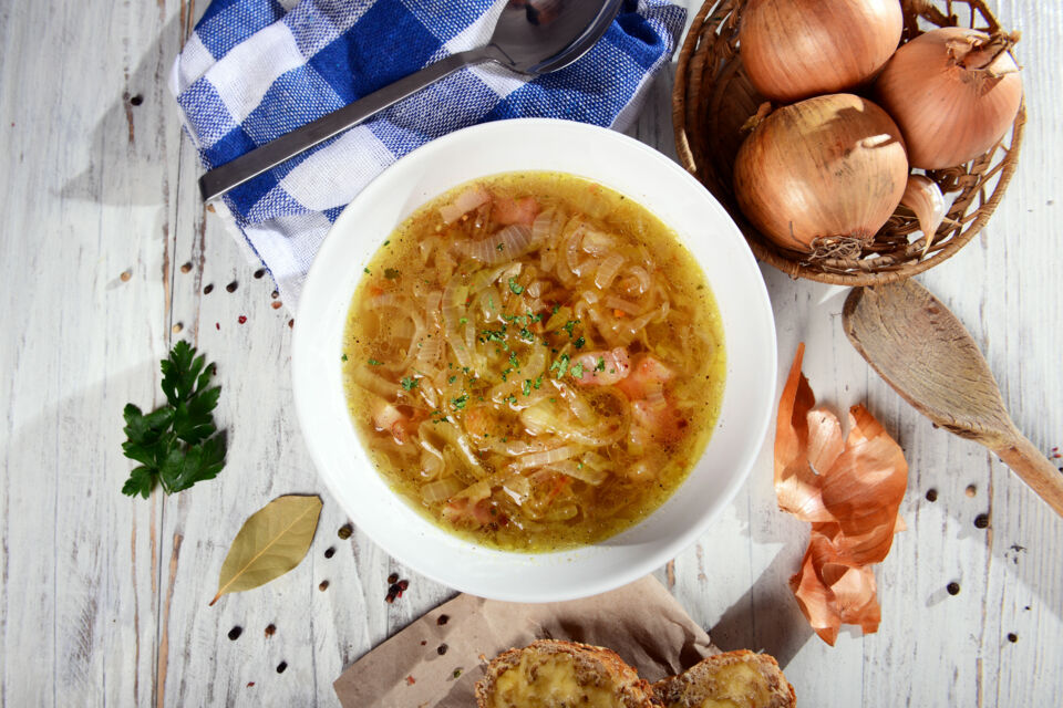 Adobe Stock - Photo d’illustration - La tradition de servir la soupe à l’oignon lors des mariages en France symbolise la convivialité et la chaleur humaine, offrant une conclusion réconfortante et savoureuse aux festivités nuptiales.