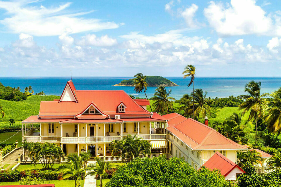 ABC Salles - droits réservés - Le Domaine Saint Aubin à La Trinité en Martinique est un havre de paix offrant un cadre idyllique avec ses jardins luxuriants, ses villas élégantes et une vue imprenable sur la mer des Caraïbes. 