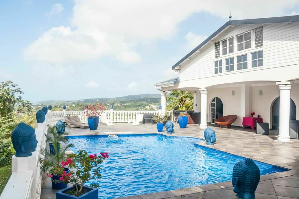  ABC Salles - droits réservés - Dans un cadre exclusif et enchanteur, idéalement situé sur les hauteurs avec une vue imprenable sur la mer des Caraïbes, La Villa Victoria à Fort-de-France est un excellent choix pour une fête de rentrée.  