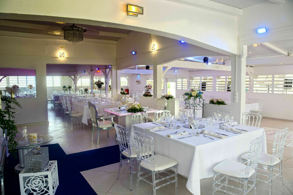 ABC Salles - droits réservés - Le Relais de l’Événementiel à Saint-François en Guadeloupe est l’endroit idéal pour une fête de rentrée, offrant un espace élégant et convivial avec des équipements modernes 