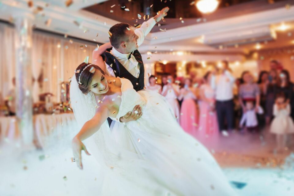 Adobe Stock - Photo d'illustration - Ouvrir le bal de son mariage sur un medley est la meilleure option pour les couples qui n'arrivent pas à faire le choix que d'une seule musique.