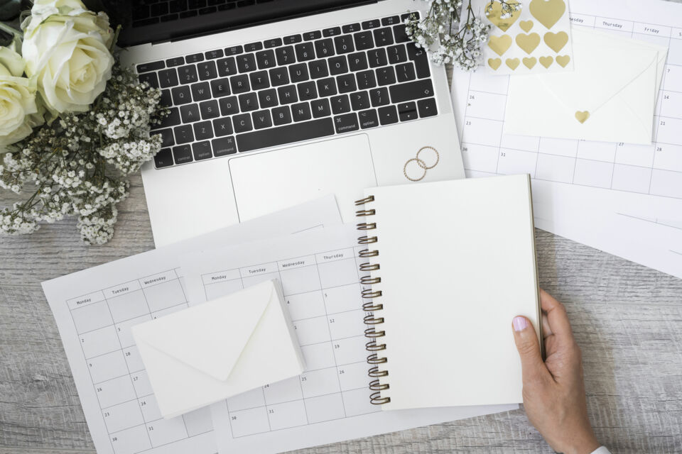 Freepik - Photo d’illustration - Une check-list post-mariage est une liste de tâches à accomplir après le mariage pour s’assurer que tout est en ordre.