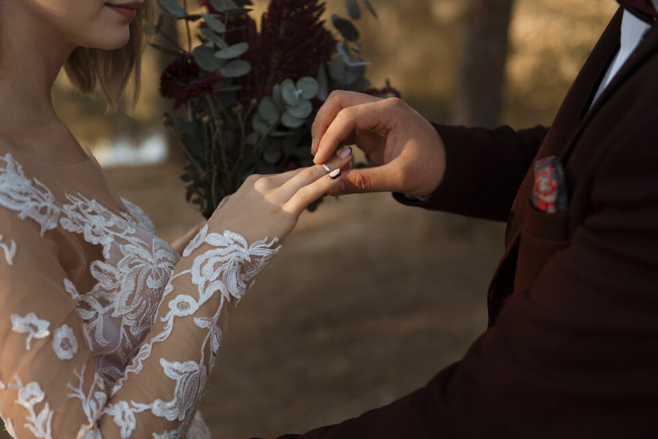 Freepik - Photo d’illustration - Les traditions de mariage en Équateur sont un mélange enchanteur de rituels ancestraux et de touches modernes, reflétant la richesse culturelle du pays.