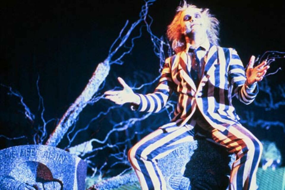 AlloCiné - Photo d'illustration - L'univers gothique et fantaisiste de Beetlejuice s'apprête à marquer tous les événements festifs au fer rouge : partout où il passe, il apporte une touche unique et inoubliable aux célébrations, qu'il s'agisse de mariages, anniversaires ou fêtes à thème.