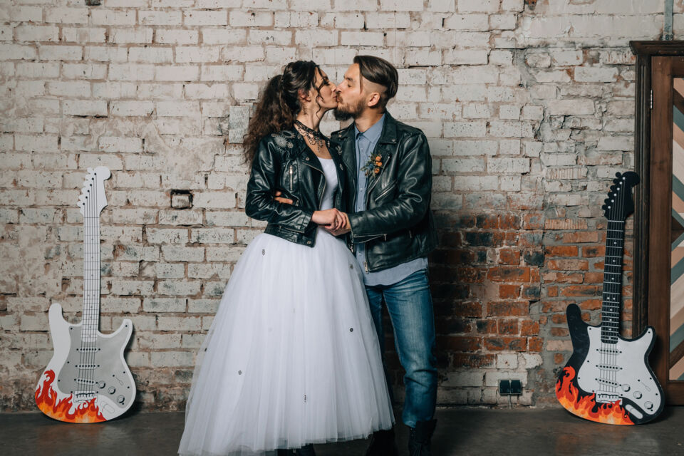 Adobe Stock - Photo d'illustration - Un couple amoureux de rock'n' roll peut vouloir transmettre sa passion le jour de son union.