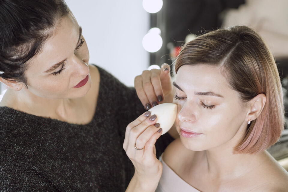 Freepik -  Photo d’illustration - À quelques heures de son mariage, une pustule inattendue peut apparaître, menaçant de perturber la perfection du grand jour. Heureusement, il existe des astuces pour la camoufler rapidement et efficacement.
