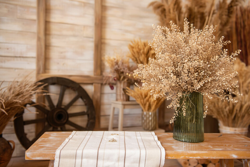 Adobe Stock - Photo d'illustration - Décoration de mariage composée d'éléments sobre et naturels disposés de manière à évoquer l'ambiance d'un mariage au Moyen-Age.