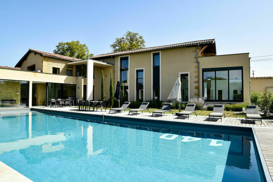 ABC Salles – DR – C'est dans un cadre à la fois reposant et festif, autour de la piscine ou en intérieur, que vous pourrez profiter de vos retrouvailles entre amis à la Villa Mollinant. 