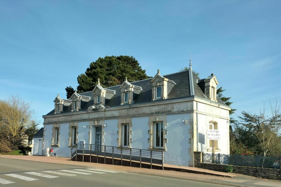 ABC Salles – DR – Dans un environnement verdoyant, le Cottage dispose de différents espaces à l’ambiance et chic et authentique pour vos célébrations entre proches et amis. 