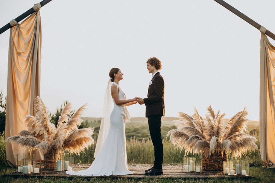 Freepik - Photo d’illustration -  sobre, pure, mais aussi élégante et raffinée, la décoration d'un mariage minimaliste crée une atmosphère harmonieuse et apaisante, où chaque détail est soigneusement choisi pour mettre en valeur la beauté de la simplicité.