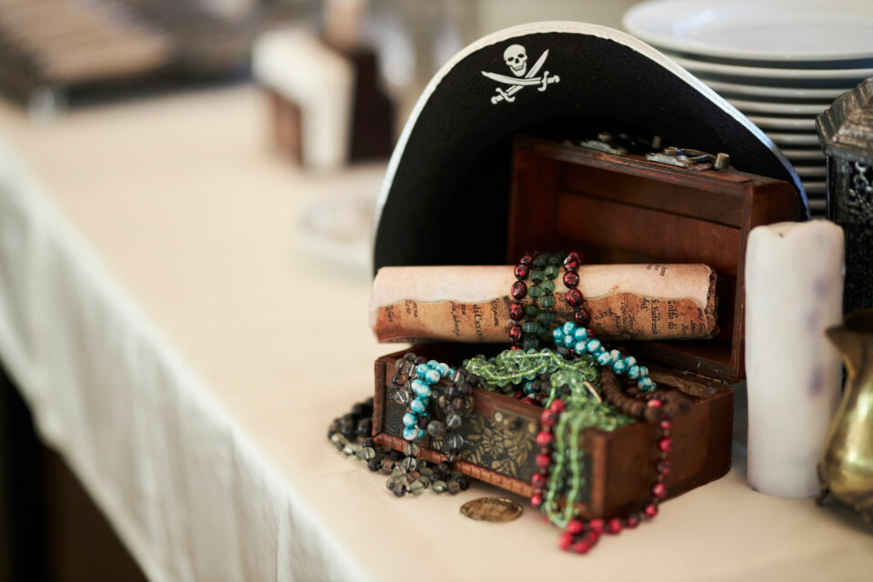 Adobe Stock - Photo d’illustration - Un mariage sur le thème pirate, avec des voiles blanches, des trésors étincelants, des lanternes chaleureuses et des invités en costumes marins, évoque l'aventure et l'amour.