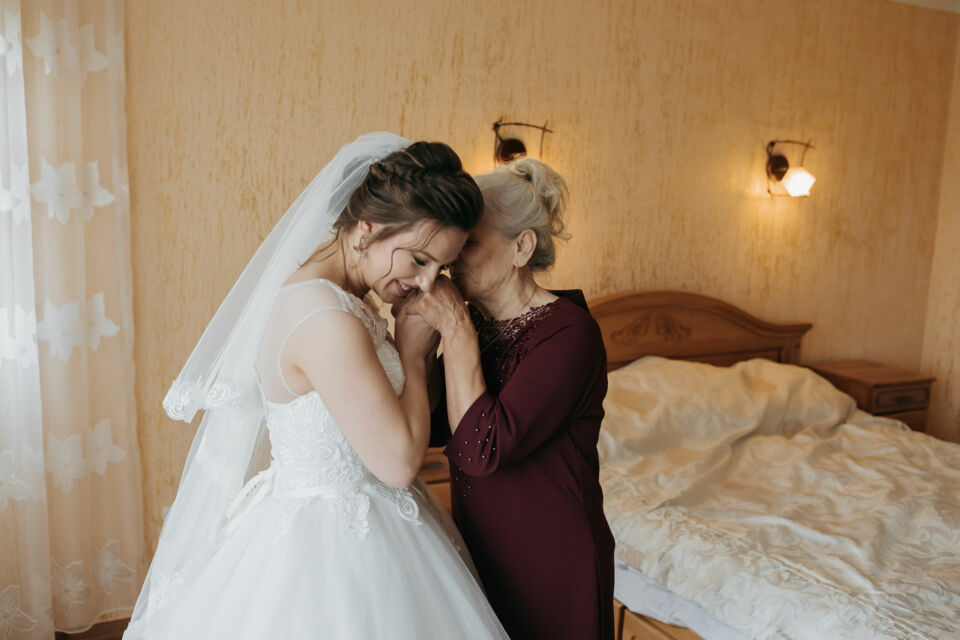 Adobe Stock - Photo d'illustration -  Future mariée ayant reçu un cadeau symbolique de son arrière-grand-mère, qui lui explique l'histoire et l'héritage que contiennent l'objet transmis.