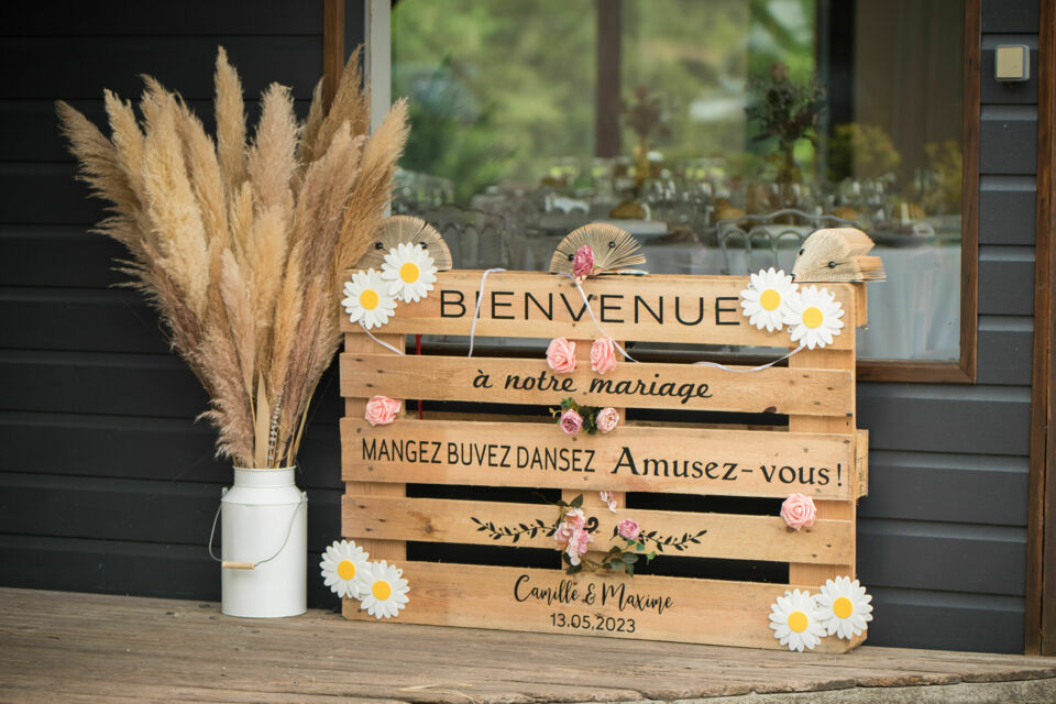 Adobe Stock - Photo d'illustration - Dans un mariage champêtre, il faudrait  apporter une touche romantique et bucolique à l’ensemble de la décoration.