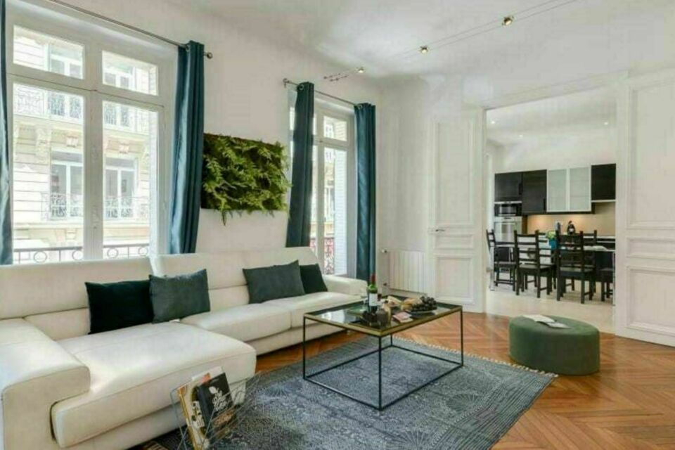 ABC Salles – DR - Avec ses splendides volumes et son style haussmannien, l’Appartement Montaigne proche de la célèbre avenue, vous promet des retrouvailles mémorables avec vos amis et proches pour fêter un événement important comme il se doit. 