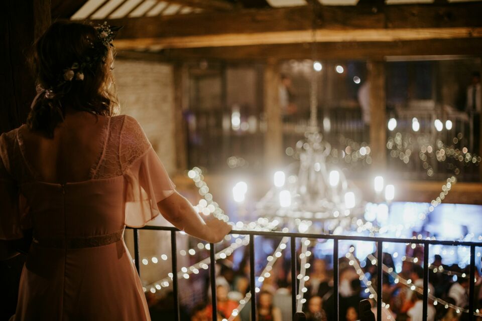 Unsplash -  Photo d’illustration - L’éclairage joue un rôle crucial dans la création d’une ambiance tamisée lors d’un mariage, transformant le lieu de réception en un lieu enchanteur, où chaque détail est mis en valeur par une lumière douce et chaleureuse.
