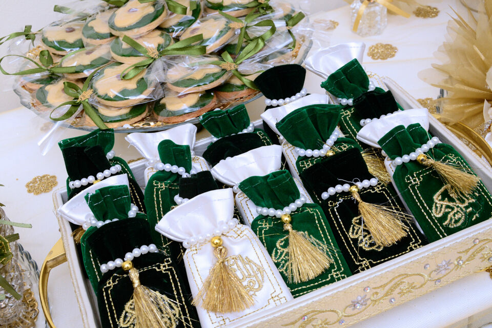 Adobe Stock - Photo d’illustration - Symbolisant votre reconnaissance, les cadeaux, offerts lors de votre soirée de henné, sont une belle attention pour que vos invités se souviennent longtemps de votre soirée au henné.