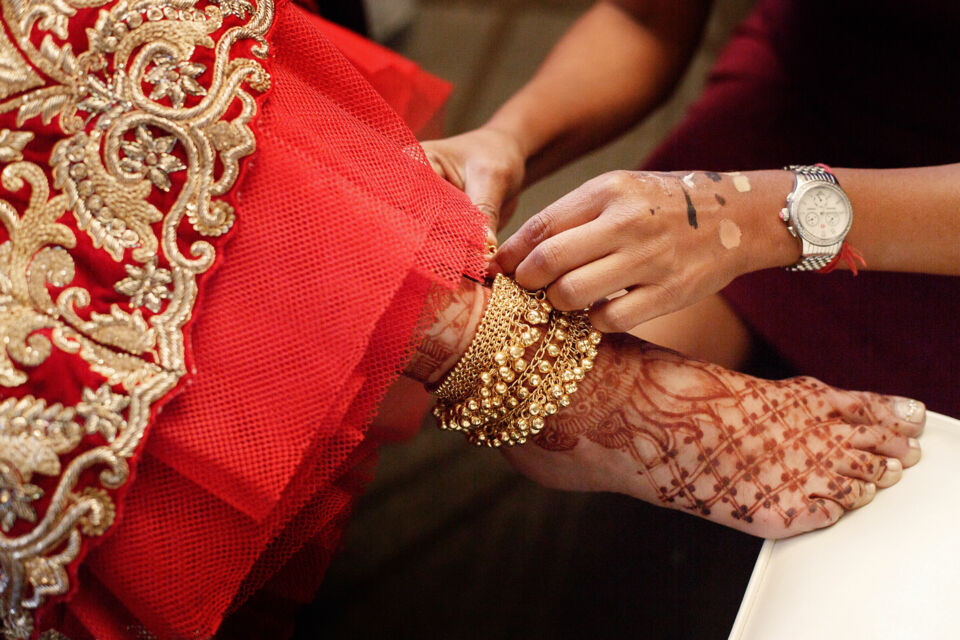 Freepik - Photo d’illustration - Les objets familiaux, transmis de génération en génération, symbolisent l’héritage et les traditions dans les mariages, tissant un lien profond entre le passé et le futur des jeunes mariés.
