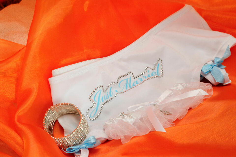 Adobe Stock - Photo d'illustration - Porter des objets transmis par les générations antérieures lors d'un mariage sont des hommages discrets qui permettent de maintenir un lien émotionnel fort avec les générations passées tout en célébrant leur héritage.