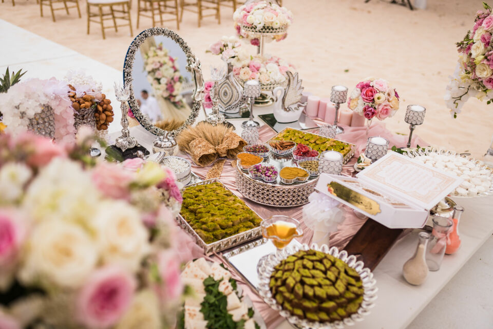 Adobe Stock - Photo d'illustration - Métaux, couleurs argentées ou dorées, objets tirés de contes célèbres, motifs orientaux et plus encore viendront sublimer la déco d'un mariage sur le thème des Mille et une nuits.