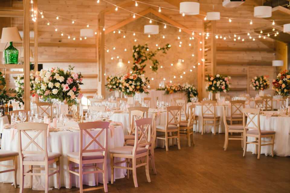 AdobeStock Photo d'illustration Plus le mariage est complexe et demande des détails personnalisés, plus il est important d'avoir suffisamment de temps pour ajuster et peaufiner chaque aspect de la décoration.