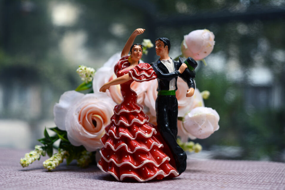 Adobe Stock - Photo d'illustration - Éléments décoratifs sur le thème Flamenco qui viendront donner le ton à la réception de mariage. Un thème déco qui évoque chaleur et l'ambiance typique des mariages hispaniques.