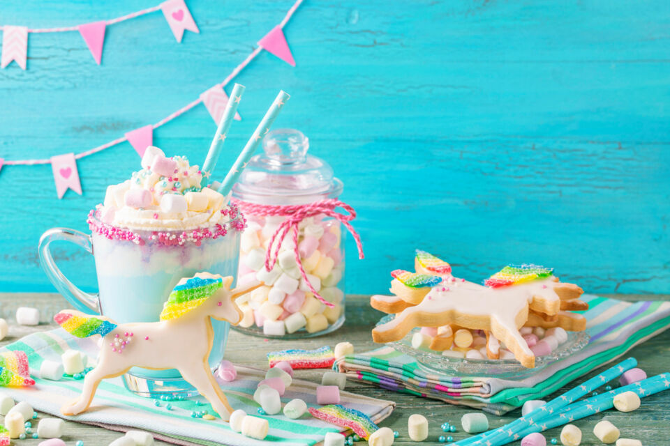 Adobe Stock - Photo d'illustration - Empreinte de douceur, la décoration de mariage inspirée du monde des licornes est idéale pour les couples en quête d'une réception pastel et féérique.