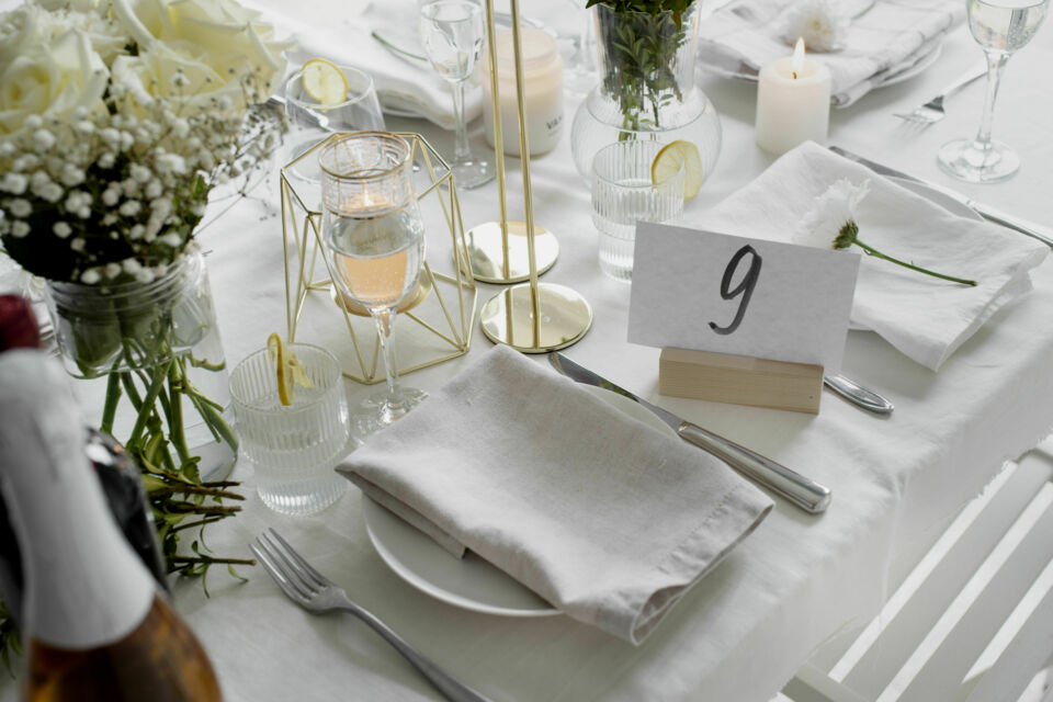 Freepik - Photo d'illustration - Un choix épuré et sophistiqué : des touches subtiles, des éléments soigneusement sélectionnés et une harmonie parfaite pour une ambiance minimaliste chic et raffinée.