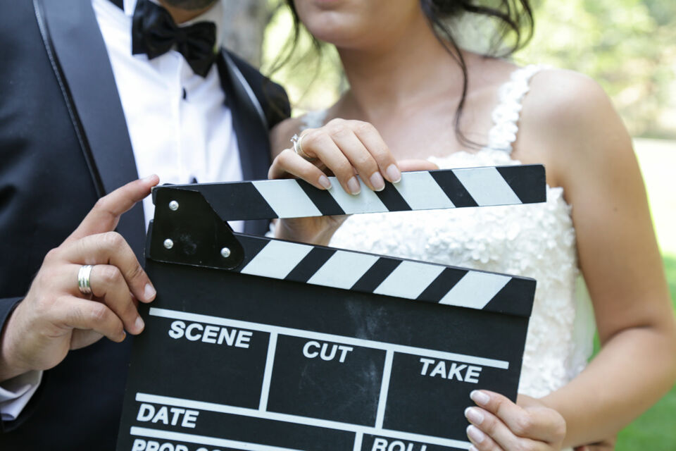 Adobe Stock - Photo d'illustration - Tapis rouge, affiches et projecteurs : les idées sont nombreuses pour parvenir à donner vie à un mariage sur le thème du cinéma.
