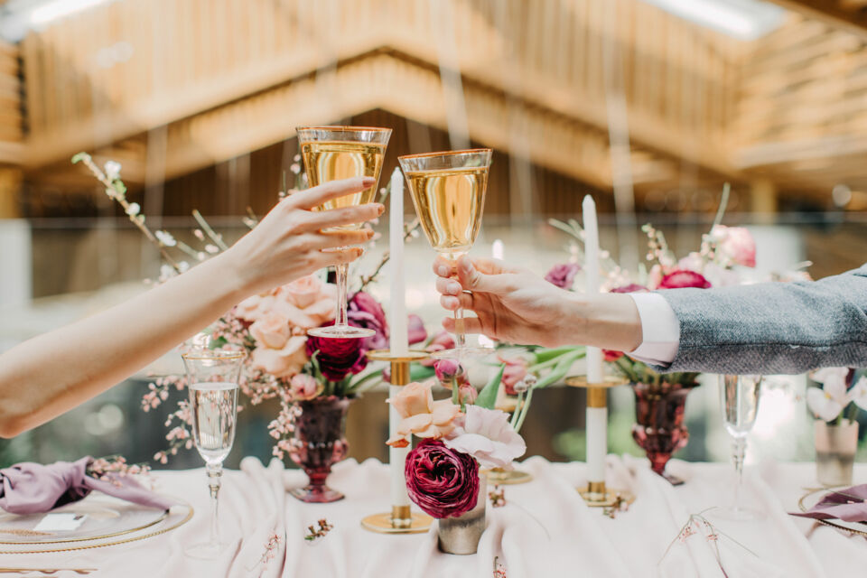 Adobe Stock - Photo d'illustration - Le vin, véritable symbole de convivialité, est invité incontournable élégant de nos célébrations.