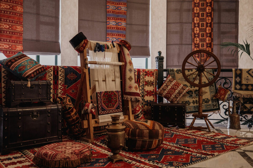 Freepik - Photo d'illustration - Ambiance chaleureuse et authentique : une décoration de mariage inspirée des motifs berbères, mêlant couleurs vibrantes et éléments artisanaux pour un cadre enchanteur.