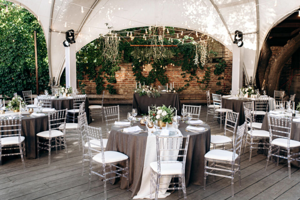 Adobe Stock - Photo d'illustration - Des nappes élégantes qui subliment chaque table, apportant raffinement et harmonie à la décoration de votre mariage.