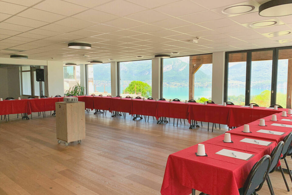 Les Balcons du lac d'Annecy : un cadre inspirant et apaisant pour vos séminaires, avec des espaces de réunion modulables, des vues imprenables sur le lac et un large choix d'activités pour renforcer la cohésion d’équipe. 