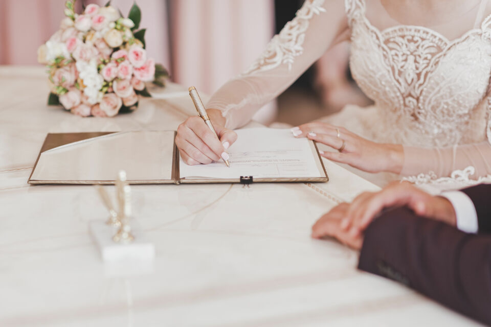 Adobe Stock - Photo d'illustration - Les couples qui n'ont pas de famille et de proches, ou pas de contact avec, peuvent s'unir avec des témoins nommés parmi les agents municipaux.