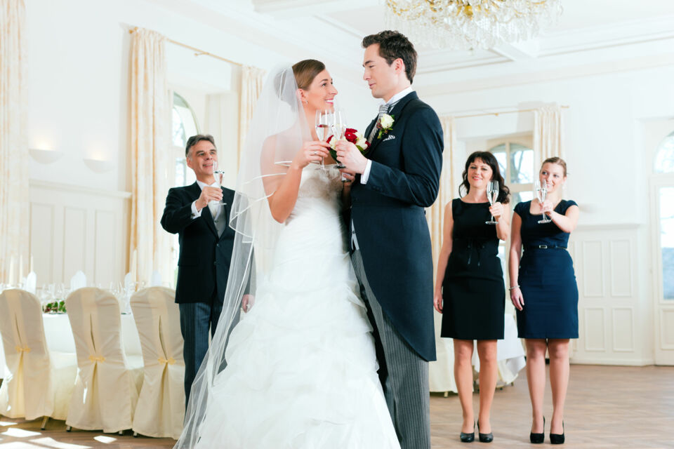 Adobe Stock - Photo d'illustration - La jaquette signe un retour remarquable dans nos garde-robes, séduisant celles et ceux qui cherchent à ajouter une touche d'élégance intemporelle à leurs tenues de fête, tout en incarnant le raffinement d'autrefois réinterprété à travers son héritage aristocratique.