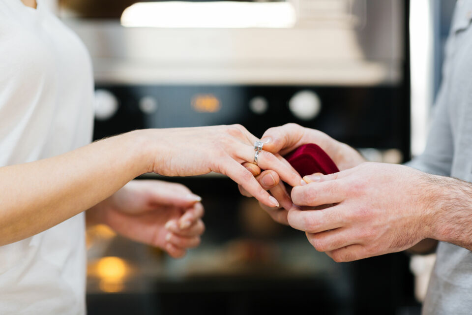 Freepik - Photo d'illustration - Pour marquer ce moment unique, imaginez une demande en mariage diffusée en direct à la télévision, où l’émotion et la surprise se mêlent à l’enthousiasme du public