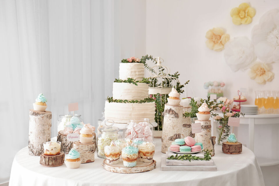 Adobe Stock - Photo d'illustration - Votre décoration de mariage à la fois coloré et élégant, permet de jouer avec des éléments sucrés et festifs tout en restant sophistiqué.