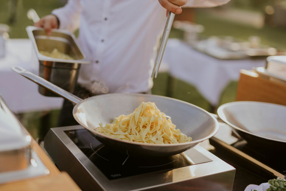 Adobe Stock - Photo d'illustration - Symbole de convivialité et de partage, les pâtes s'installent dans l'univers de l'événementiel à travers des bars gourmands qui trouvent leur place dans les réceptions aussi bien privées que professionnelles.