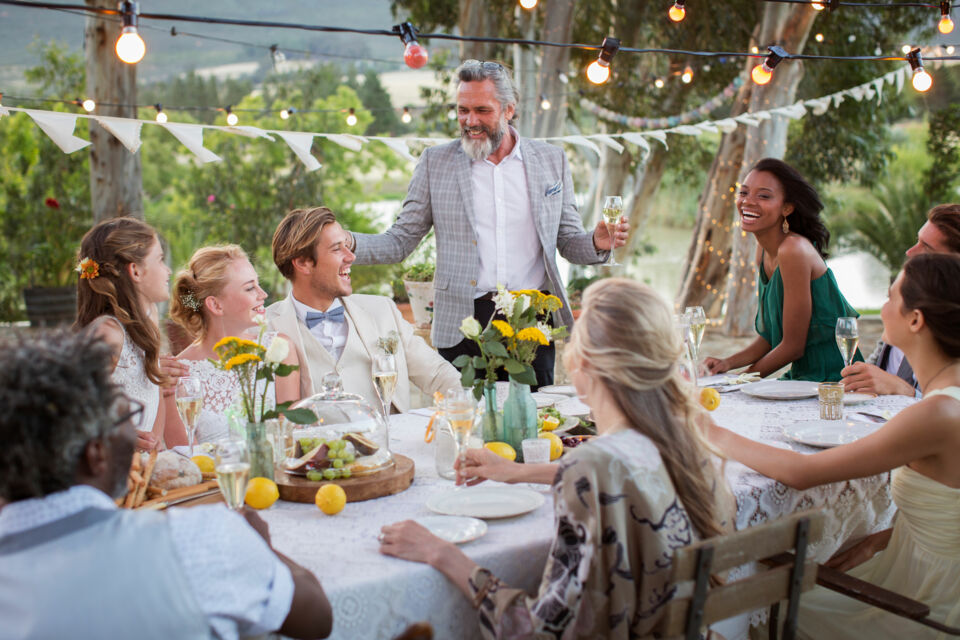 Adobe Stock - Photo d'illustration - Lever son verre en l'honneur d'un ami, d'un couple de mariés ou d'un collègue partant à la retraite est une tradition bien ancrée dans nos vies, mais d'où vient-elle et comment maîtriser l'art du toast ?