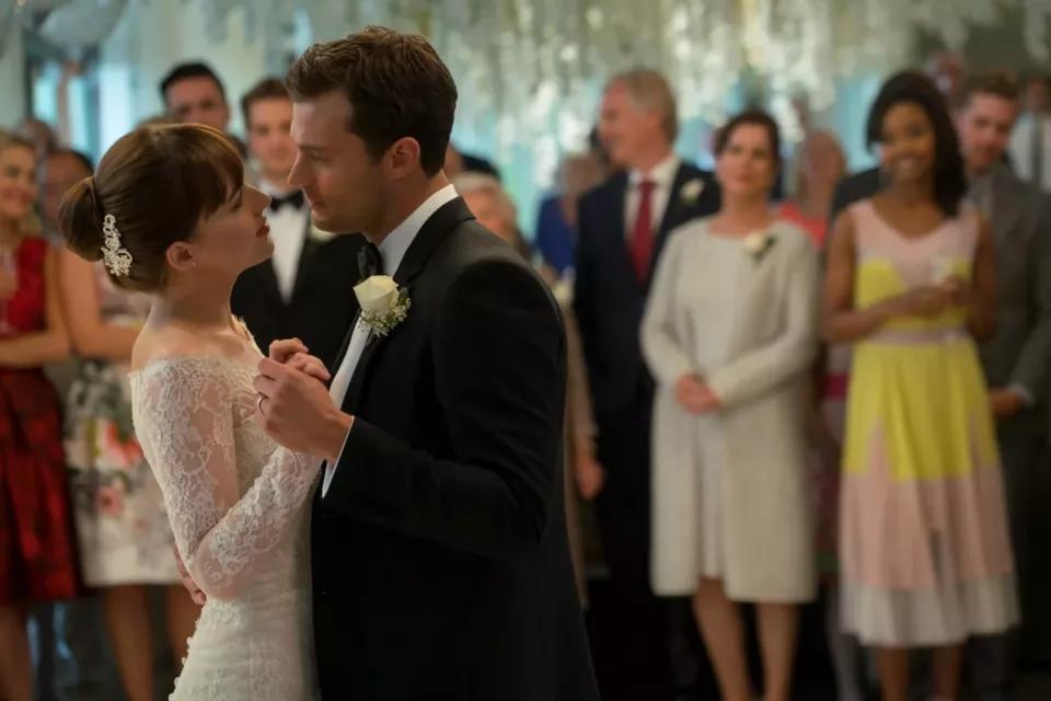 AlloCiné - Photo d'illustration - Un mariage qui éveille tous les sens : dans une atmosphère chargée de passion et d'émotion, chaque détail de cette union, inspirée du film 50 nuances plus claires, nous transporte dans un univers où le raffinement visuel et la sensualité du toucher se rencontrent. 
