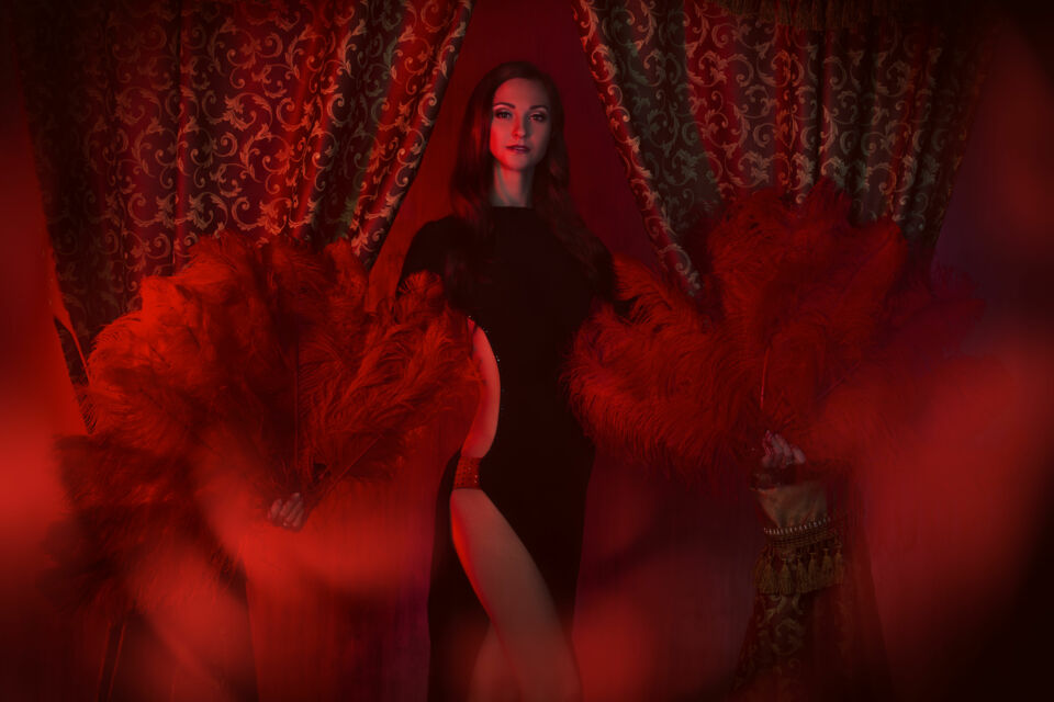 Adobe Stock - Photo d'illustration - Un mariage sur le thème cabaret vous offre l’opportunité de créer une célébration unique, où l’élégance, le spectacle, et la fête se rejoignent pour offrir à vos invités une expérience inoubliable.