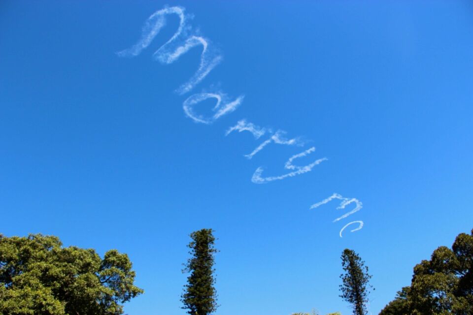 Adobe Stock - Photo d'illustration - Une déclaration d'amour qui prend de la hauteur : les mots Marry Me dessinés en nuages dans un ciel bleu cristallin, un moment magique et poétique qui restera gravé dans les mémoires.
