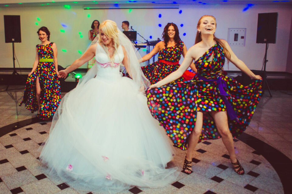 Adobe Stock - Photo d'illustration - Que ce soit pour lancer un concours de danse endiablé, un blind test musical ou un karaoké surprise, ces jeux de danse et musique apporteront une touche fun et dynamique à votre mariage, promettant des moments de partage inoubliables sur la piste de danse.
