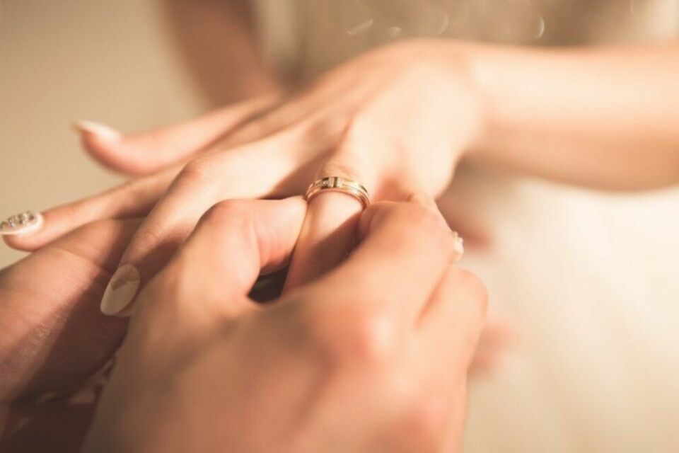 Adobe Stock -  Photo d'illustration -  L’acte solennel de s’unir pour la vie, symbolisé par l’échange d’anneaux, est un moment de promesse et d’engagement éternel. Se passer la bague au doigt marque le début d’une nouvelle aventure.