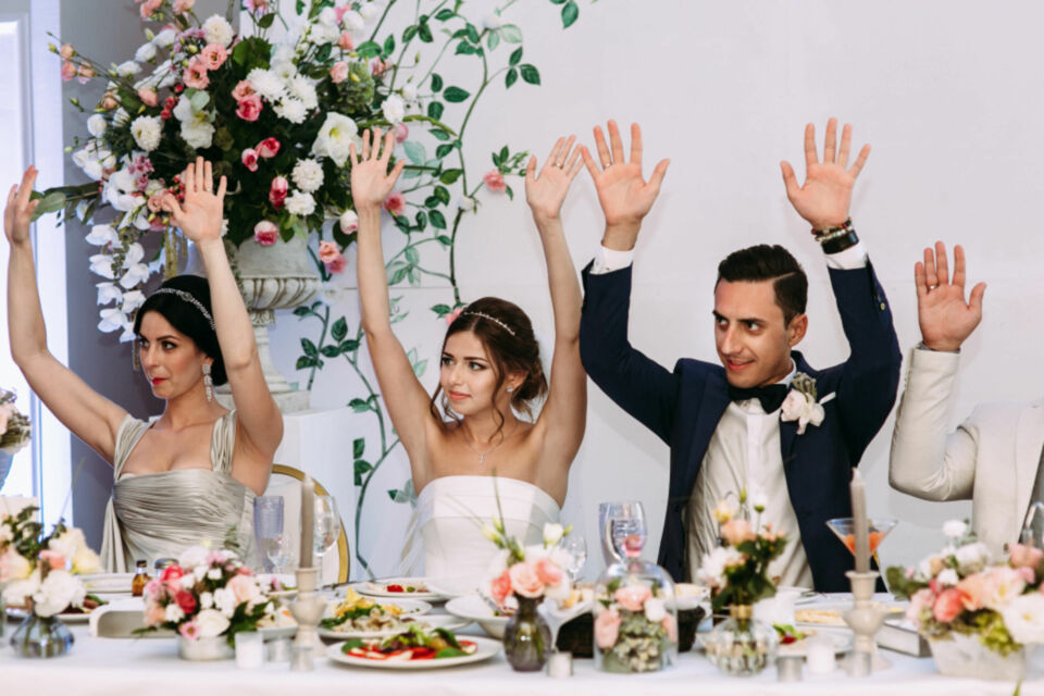 Adobe Stock - Photo d'illustration - Pour animer votre mariage et divertir vos invités, misez sur des jeux de groupe comme le quiz des mariés, le jeu des 12 mois ou encore le karaoké. Ces activités ludiques et interactives garantiront rires, complicité et une ambiance festive mémorable.
