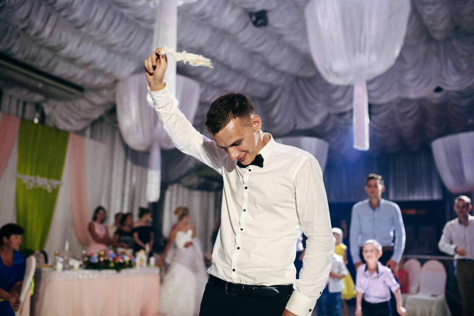 Adobe Stock - Photo d'illustration - Les jeux de devinettes dans un mariage ajoutent une dimension ludique et interactive à la célébration.
