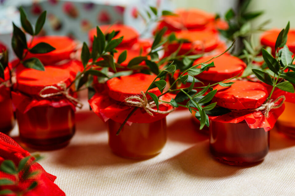 Adobe Stock -  Photo d'illustration -  Les cadeaux gourmands utilisés comme faveurs de mariage sont une manière délicieuse et mémorable de remercier vos invités, en offrant des douceurs locales et des surprises originales.
