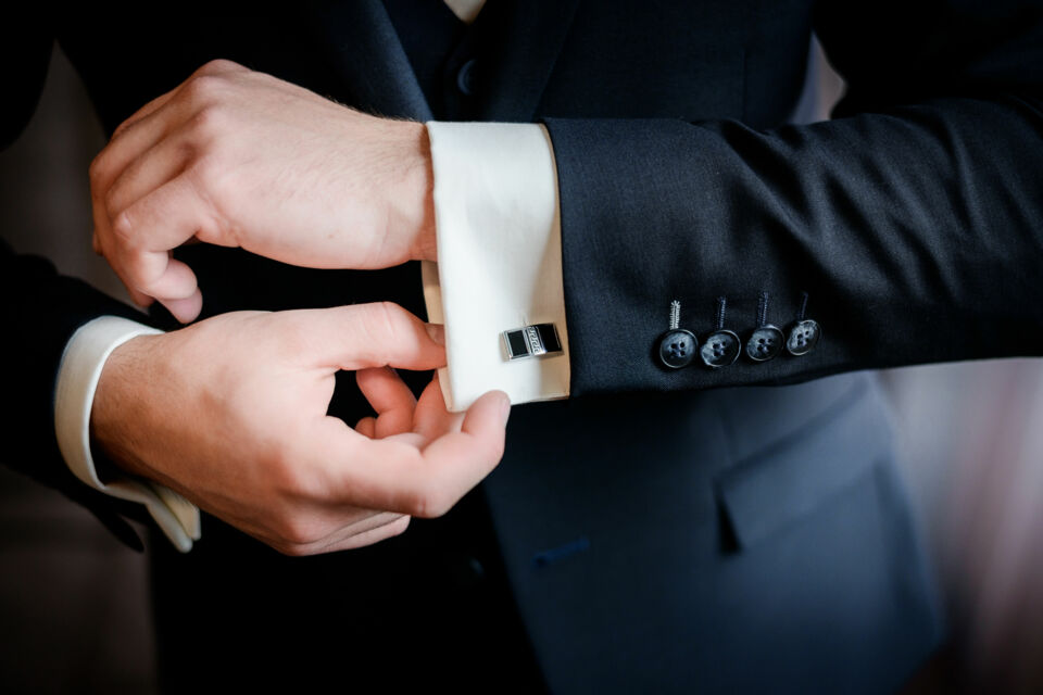 Freepik - Photo d'illustration - Porter des boutons de manchettes personnalisés est idéal pour parfaire un look de mariage élégant, classe et raffiné.