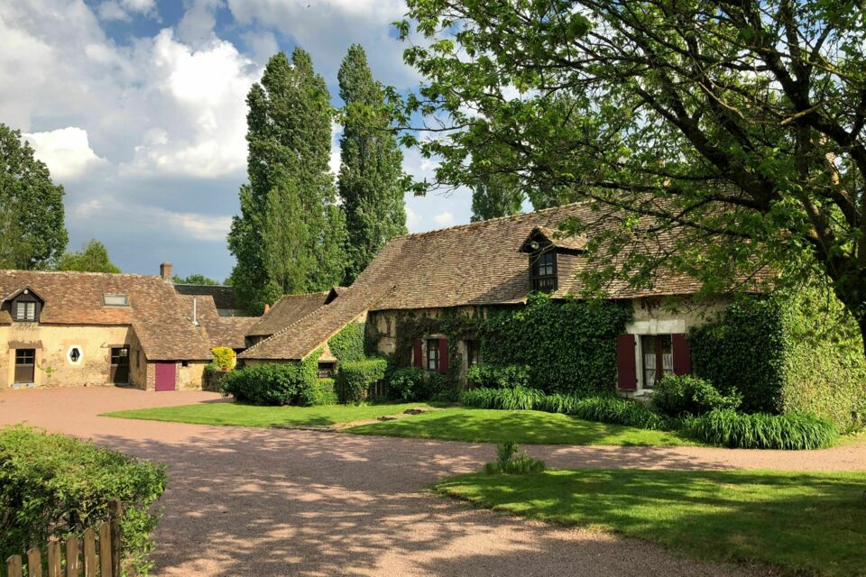 ABC Salles – DR - Le Domaine de La Petite Chauvière, lieu chargé d’histoire et niché dans un cadre champêtre, offre une salle de réception chaleureuse en pierres et poutres apparentes.  